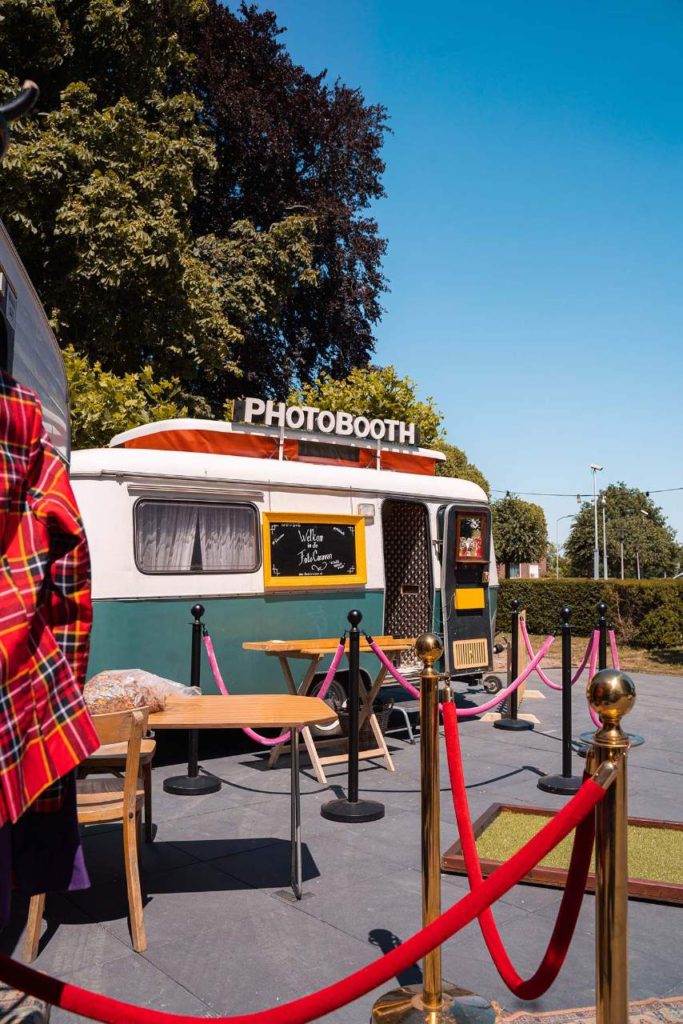 Photobooth in een kleine caravan buiten tijdens een bedrijfsfeest