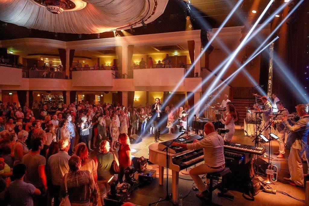 Feestavond in het Theater met lichtstralen en een volle zaal