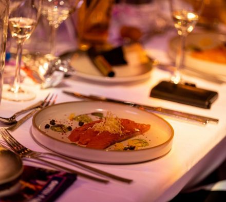 Voorgerecht met zalm op een feestelijk gedekte dinertafel